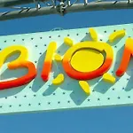 Enjoy Poolside Comfort-beahost *
