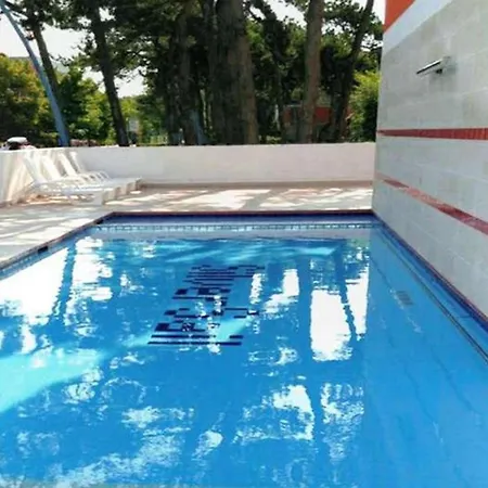 Enjoy Poolside Comfort-beahost Appartement