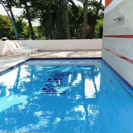 Enjoy Poolside Comfort-beahost Appartement *